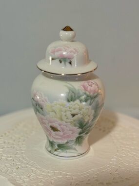 Vintage Artmark porcelain ginger jar floral peony